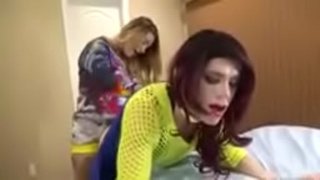 Sissy स्ट्रैपआन द्वारा मूख्य महिला शीर्ष