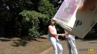 HUNT4K. સંપૂર્ણ હજામત કરેલું ભોસ ચુત અને ચુસ્ત ગાંડ માં આવે છે હાથમાં હન્ટર
