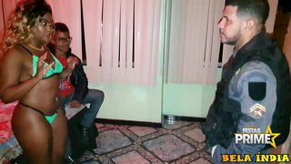 فحش مجھے دینے کے لئے پولیس میں اس کے سامنے