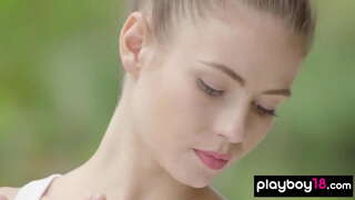 Skinny brunette slut stripping ann am bogsa trèanadh