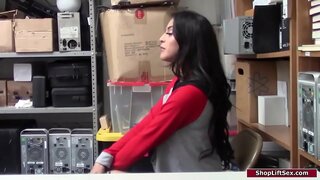 Latina shoplifts र एक अधिकारी खोजहरु उनको । उहाँले उनको बनाउँछ पट्टी तल र हावी गर्न उनको समातेर उनको स्तन.त्यो दिन्छ उहाँलाई एक blowjob र त्यसपछि उहाँले bangs उनको
