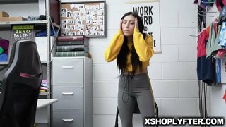 Morena adolescent Judy Jolie aconseguir el seu atapeït cony romped salvatgement per la guàrdia de seguretat, des de darrere