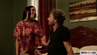 Узрушаная брунэтка Рэйчел Стар смокча цверды стрыжань ў позе 69, перш чым яе апырскваюць спермай