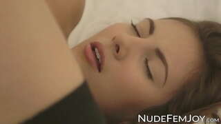 Big titted ברונטית סולו משפשף את הכוס