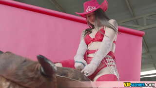 Se snaží zvládnout velký penis její BF