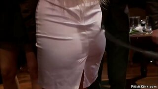 Piękna pani Lorelei Lee prowadzi gorącą piękna blondynka niewolnicę Riley Evans z dużymi cyckami na publiczną imprezę i sprawia, że jej pochylony nad stołem pieprzyć we trójkę na raka