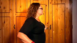 Saimniece aprīļa - tualetes vergu mācību un mācību disciplīnu