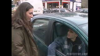 Stor tispe får knullet av to menn som har tatt en stopp