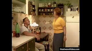 Granny &amp; #039; s store eventyr #1 - Susan-forskellen i aldre mellem moden rødhåret mor og hendes unge elsker kunne&amp;#039;t være større!