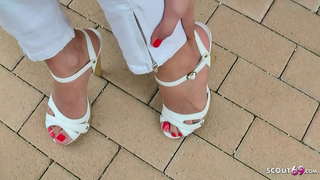 ƀ�感的青少年在高跟鞋在海滩上，提出并脚交的50欧元带来的