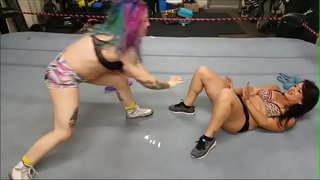Delilah Doom yn llawn sudd casgen